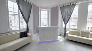 Appartement (Party Palace 2) | Woonruimte | Een flatscreentelevisie en een iPod-dock