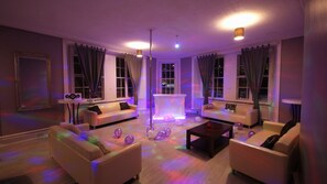 Appartement (Party Palace 2) | Woonruimte | Een flatscreentelevisie en een iPod-dock