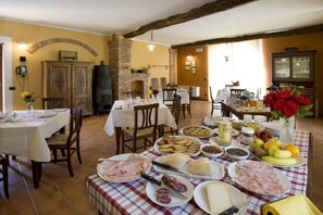Café da manhã com buffet grátis todos os dias