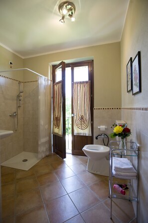 Double Room | Bathroom | Shower, free toiletries, hair dryer, bidet - Agriturismo Cascina Monchiero (Bra)