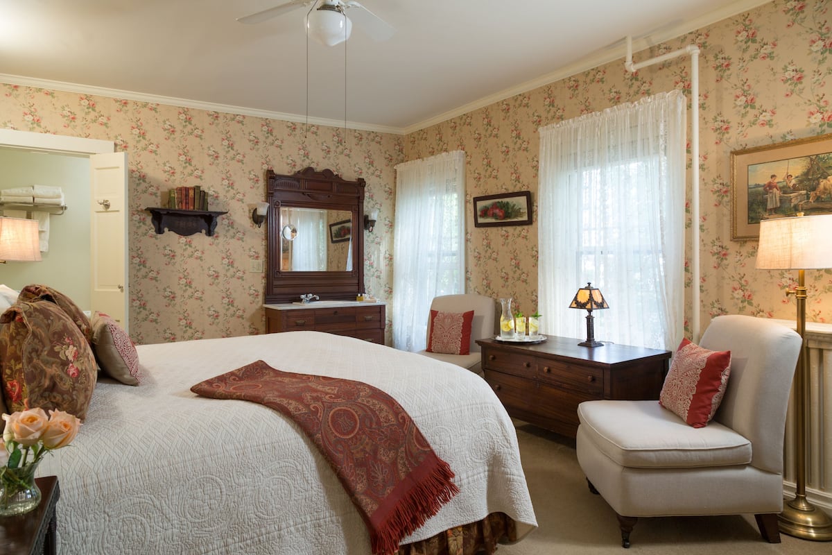 Premium bedding, iron/ironing board, free WiFi, bed sheets