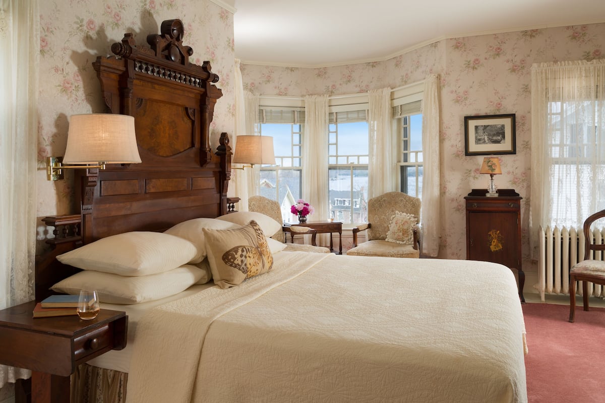 Premium bedding, iron/ironing board, free WiFi, bed sheets