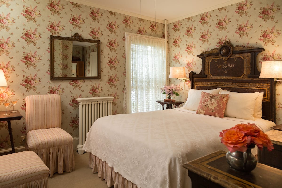 Premium bedding, iron/ironing board, free WiFi, bed sheets