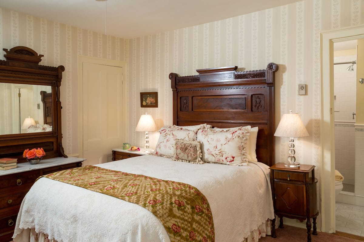 Premium bedding, iron/ironing board, free WiFi, bed sheets
