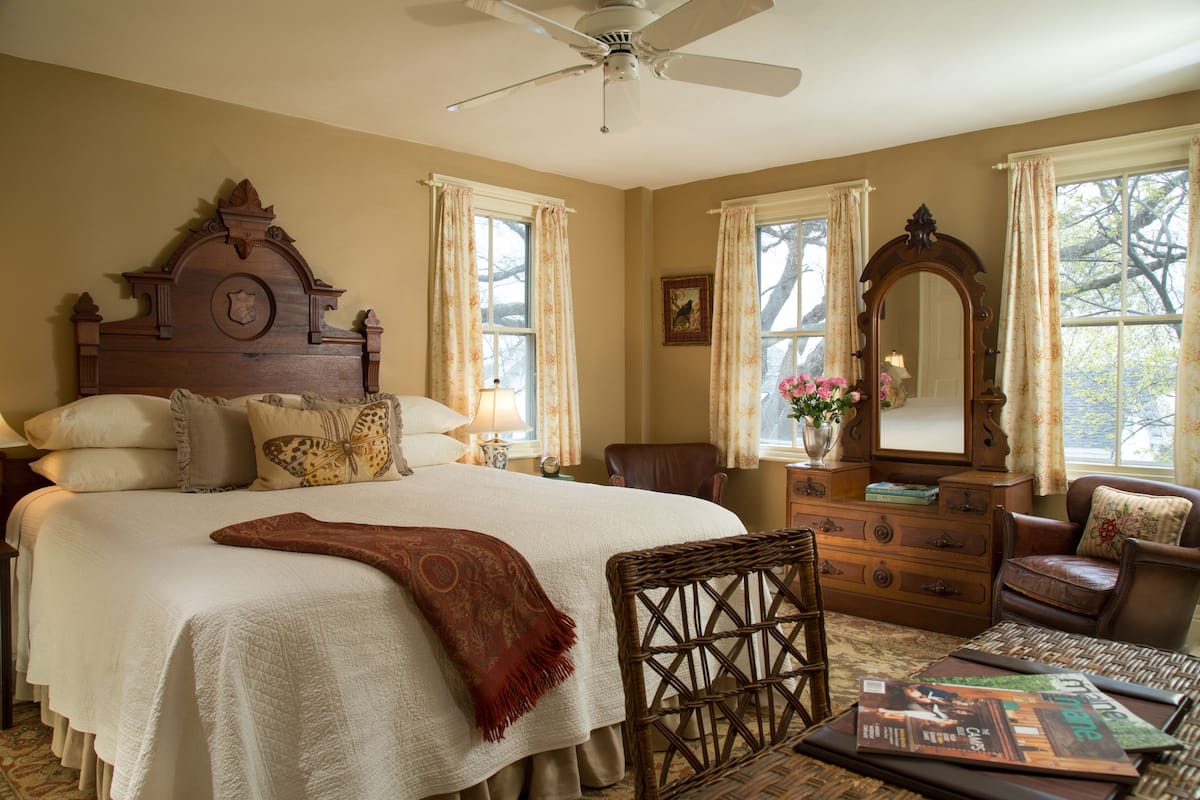 Premium bedding, iron/ironing board, free WiFi, bed sheets