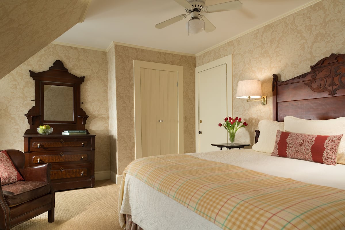 Premium bedding, iron/ironing board, free WiFi, bed sheets