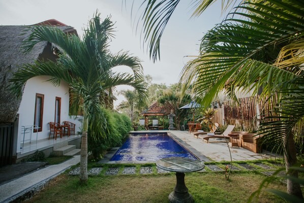 Utendørsbasseng, bassengparasoller og solsenger