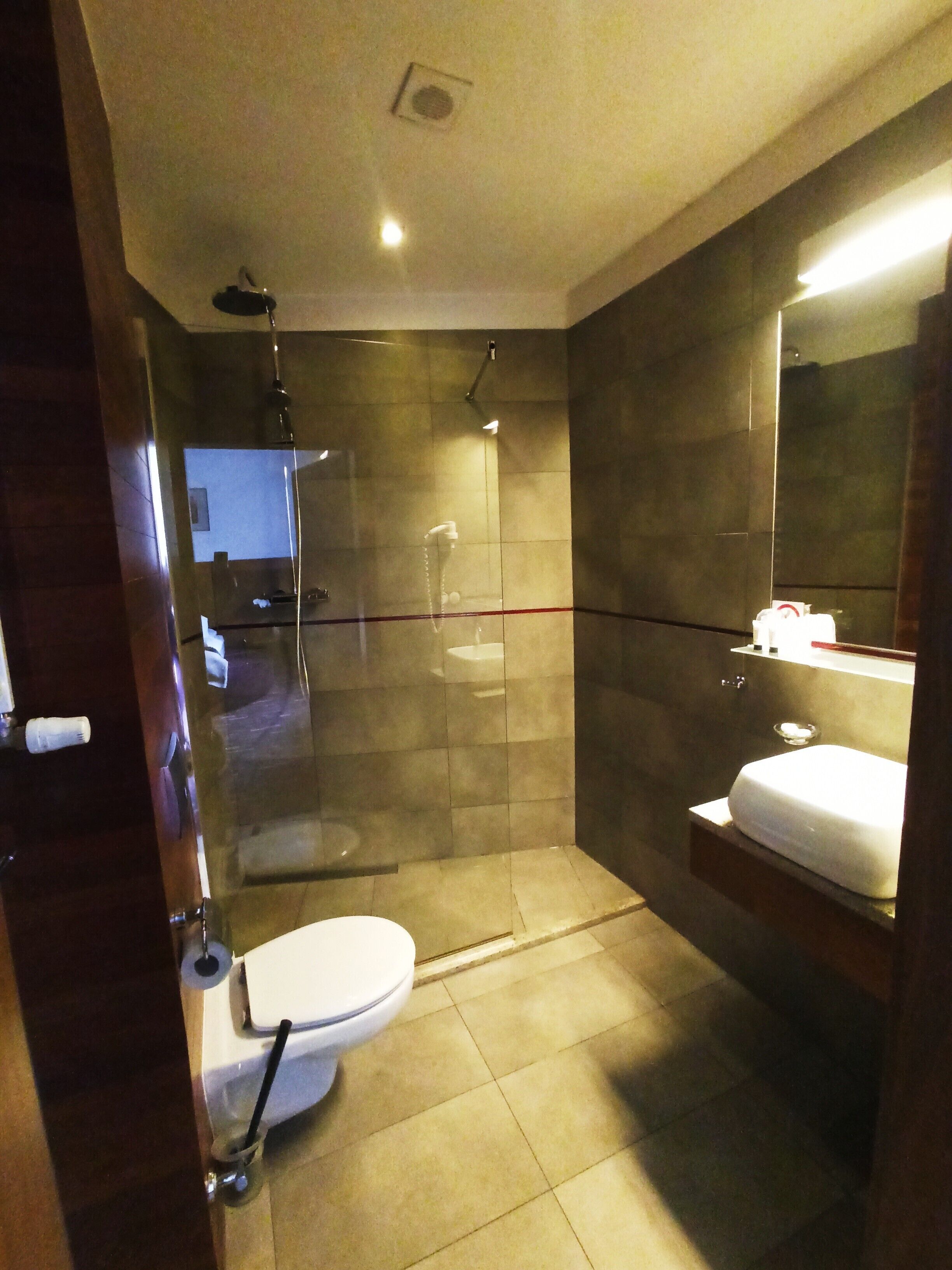 honeymoon studio suite | bathroom | shower, free toiletries, hair dryer, towels