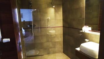 Ducha, artículos de tocador gratuitos, secador de pelo, toallas