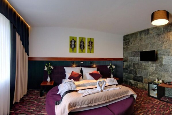 Honeymoon Studio Suite | Desk, iron/ironing board, free cribs/infant beds, rollaway beds