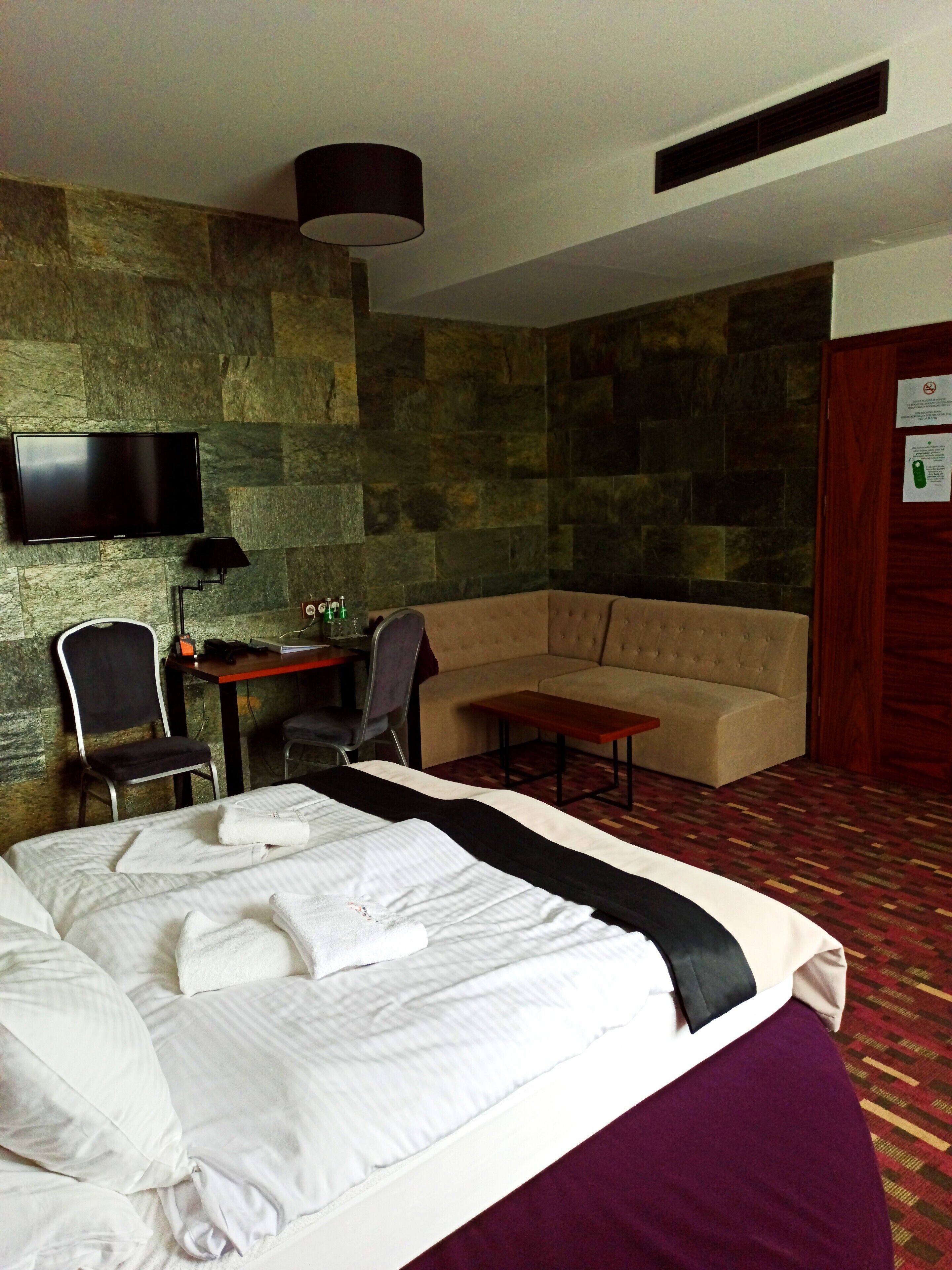 honeymoon studio suite | desk, iron/ironing board, free cots/infant beds, rollaway beds