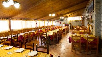 Breakfast, lunch, dinner served; Italian cuisine, garden views