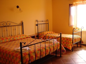 Dreibettzimmer, Terrasse, Annex | Daunenbettdecken, Bettwäsche, Rollstuhlgeeignet