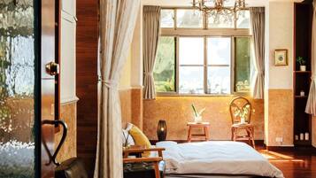 Camas com colchões de espuma com sistema de memória, frigobar