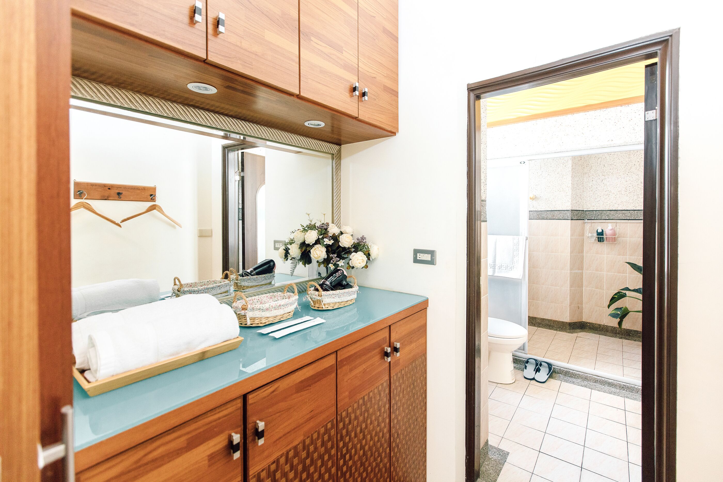Elite Apartment, 1 Double Bed, Ensuite, City View | Bathroom | Shower, rainfall showerhead, free toiletries, hair dryer