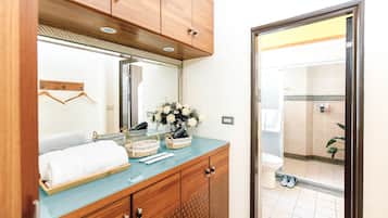 Elite Apartment, 1 Double Bed, Ensuite, City View | Bathroom | Shower, rainfall showerhead, free toiletries, hair dryer