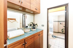Elite Apartment, 1 Double Bed, Ensuite, City View | Bathroom | Shower, rainfall showerhead, free toiletries, hair dryer - Te en Té Tea &Floriage Hostel (Tainan)