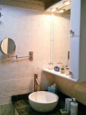 Dusche, Haartrockner, Handtücher, Seife