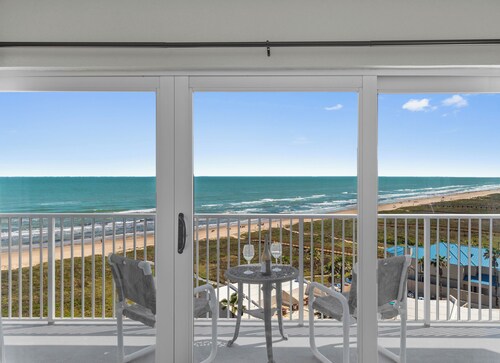 INCREDIBLE BEACH AND BAY VIEWS CORNER UNIT