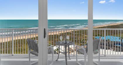 INCREDIBLE BEACH AND BAY VIEWS CORNER UNIT