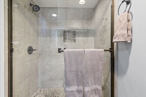 Dusche, Haartrockner, Handtücher