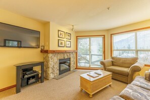 TV, fireplace, DVD player - Aspens #110 Prime Ski-in Ski-out Location! Pool, Hot tubs, BBQ, sleeps 4 (Whistler)