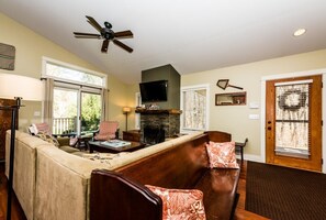 Een televisie, een open haard en een dvd-speler