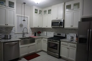 Kjøleskap, mikrobølgeovn, ovn og kokeplater