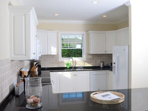 Fridge, microwave, oven, stovetop - Gorgeous Three Bedroom In Quiet Development (Mount Brevitor)