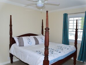 3 bedrooms, iron/ironing board, internet, bed sheets