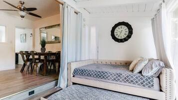 3 soverom, skrivebord, strykejern/-brett og reiseseng for barn