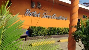 Een hotelschilt met de naam 'Hotel San Cristobal' in een sierlijk lettertype.