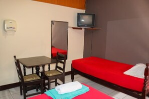 Desk, iron/ironing board, free cribs/infant beds, free WiFi - Hotel San Cristobal (Chinandega)