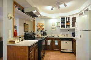 Fridge, microwave, oven, stovetop - Great sleep, close to U of O hiking & biking, restaurants and bakeries (Eugene)