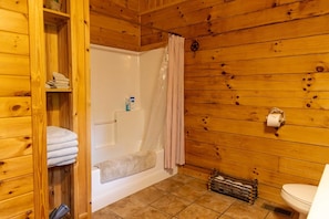 Combined shower/bathtub, hair dryer, towels