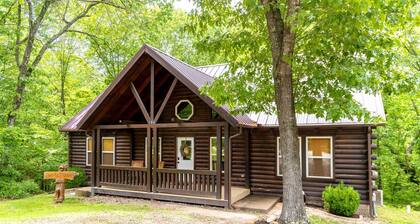 Wooded Cabin, Under 1 mile from Big Cedar, Firepit