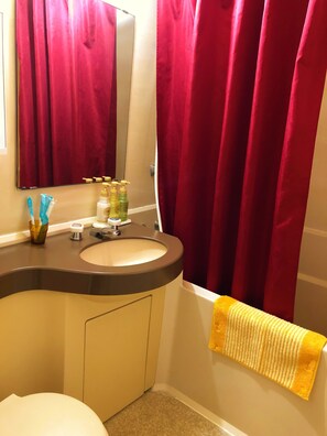 Apartment, 3 Bedrooms | Bathroom | Combined shower/bathtub, free toiletries, hair dryer, slippers - Eagle Lodge (Chatan)