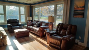 Smart-TV, DVD-spiller, bøker og filmbibliotek