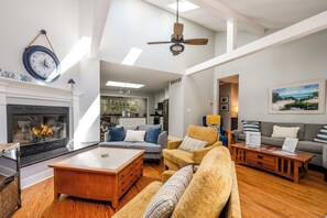 TV, fireplace, DVD player - PRIVATE HOT TUB AND ASSOCIATION BEACH ACCESS! (Lakeside)