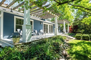 Terrace/patio - PRIVATE HOT TUB AND ASSOCIATION BEACH ACCESS! (Lakeside)