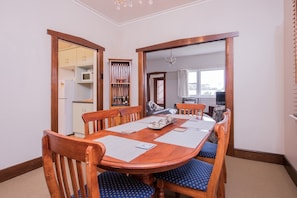 Hollywood House 3 Bedrooms | In-room dining - Jones On Wilson Boutique B&B (Burnie)