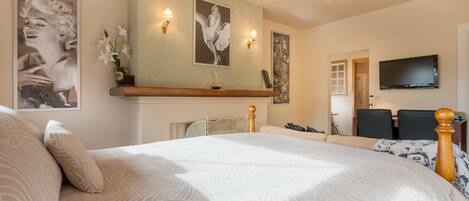 Ropa de cama de alta calidad y escritorio