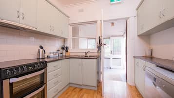 Ferienhaus, 3 Schlafzimmer | Eigene Küche | Kühlschrank, Mikrowelle, Wasserkocher mit Kaffee-/Teezubehör