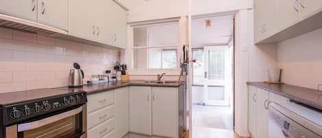 Hollywood House 3 Bedrooms | Private kitchen