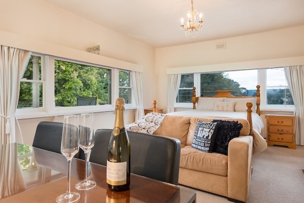 The Deluxe Suite - Marilyn Monroe | Living room | Flat-screen TV - Jones On Wilson Boutique B&B (Burnie)