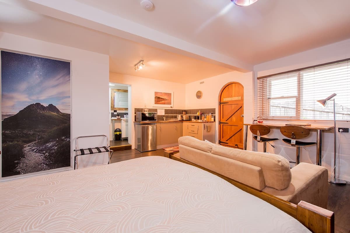 Executive Studio - The Gallery | Premium bedding, desk, iron/ironing board, free WiFi