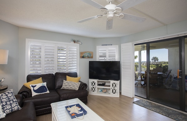 Téléviseur, lecteur de DVD, table de baby-foot, table de ping-pong