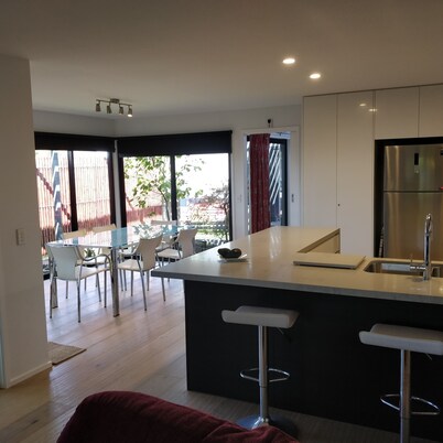 Modern Luxury 4bdr Beach house Family Friendly.  NBN. 2 Smart TV’s, New Kitchen
