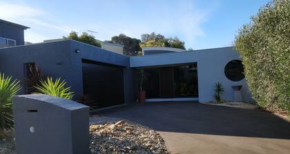 Modern Luxury 4bdr Beach house Family Friendly. NBN. 2 Smart TV’s, New Kitchen