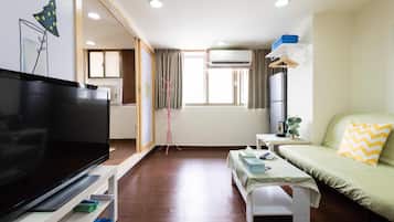 Europe Room | Living area | 32-inch flat-screen TV with cable channels, TV